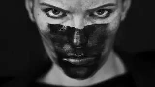 Zdjęcie pojedyncze - I miejsce w kategorii PORTRET. Bochnia. Portret 25-letniej Barbary, studentki z Krakowa, uczestniczki kilku czarnych marszów. 21 kwietnia 2017