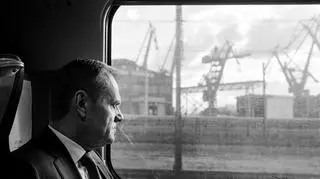 Zdjęcie pojedyncze - II miejsce w kategorii LUDZIE. Gdańsk. Przewodniczący Rady Europejskiej Donald Tusk mija Stocznię Gdańską, jadąc pociągiem na przesłuchanie w Prokuraturze Wojskowej. 19 kwietnia 2017