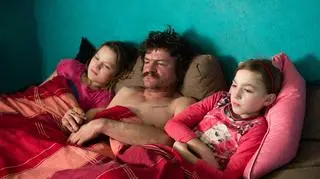Zdjęcie pojedyncze - II miejsce w kategorii LUDZIE, rodzina z Broniszowa, wspólne oglądanie  telewizji z ojcem, który na co dzień pracuje w Niemczech