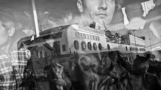 Zdjęcie Roku 2016 oraz Zdjęcie pojedyncze - I miejsce w kategorii WYDARZENIA - praca Dawida Zielińskiego (magazyn „Kontakt”) – migranci i uchodźcy opuszczają grecki port w Pireusie