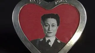 Zdjęcie Wallis Simpson w uniformie Czerwonego Krzyża w srebrnej ramce. Cena wywoławcza: 400-600 funtów (fot. Kerry Taylor Auctions)