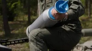 Zdjęcie z pierwszego konkursu w 2016 roku. W rękach żołnierza wyraźnie widoczny ćwiczebny nabój przeciwpancerny