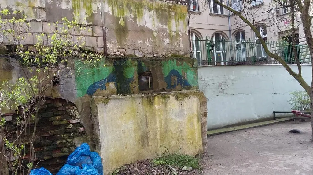 Ze ściany kruszą się cegły