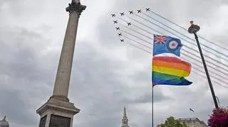 Zespół akrobacyjny Red Arrows w czasie przelotu nad paradą Pride in London