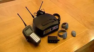 Zestaw urządzeń do dozoru elektronicznego, fot. TVN24