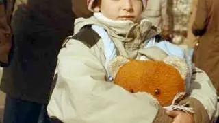 Zima 1991 roku. Dziecko czeka na ewakuację ze zdobytego przez Serbów Vukovaru