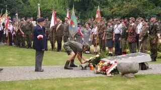 Złożenie kwiatów przed pomnikiem Mokotów Walczy 1944