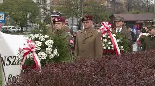 Złożenie wieńców rozpoczęło poniedziałkowe uroczystości