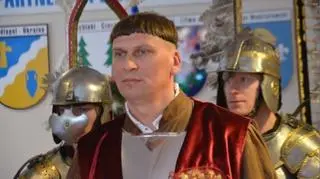 Złożył ślubowanie w stroju husarza, z asystą gniewskich rycerzy 