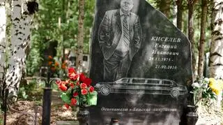 Zmarły mężczyzna i jego limuzyna na rosyjskim cmentarzu