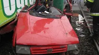 Zmiażdżony fiat uno (fot. Marek Mąkowski/epoznan.pl)