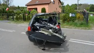 Zmiażdżony został tył i bok samochodu 