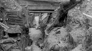 Znacznie mniej paradnie wyglądający żołnierz brytyjski podczas bitwy nad Sommą w 1916 roku. W ręce słynny karabin Lee Enfield
