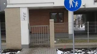 Znaki informujące o drodze dla pieszych ustawiono około metr przed furtkami