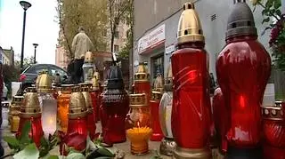 Znicze pod biurem PiS w Łodzi, fot. TVN24