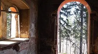 Zniszczona kalwaria na Świętej Górze w Lubawce
