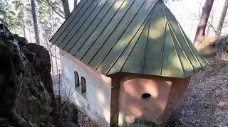 Zniszczona kalwaria na Świętej Górze w Lubawce