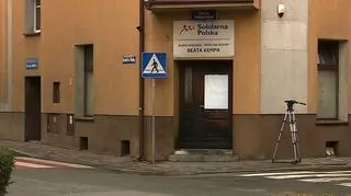 Zniszczone drzwi biura posłanki