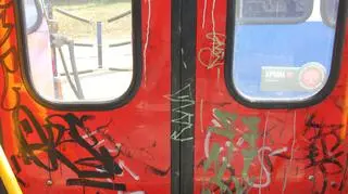 Zniszczone drzwi w tramwaju
