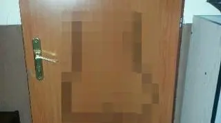 Zniszczone przez 46-latka drzwi