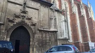 Zniszczone wejście główne do kościoła św
