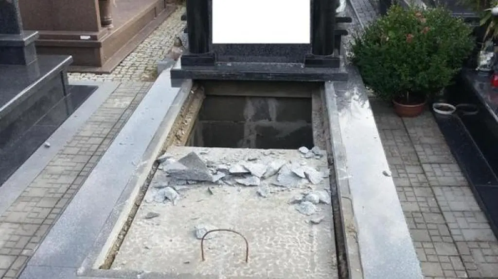 Zniszczony grób