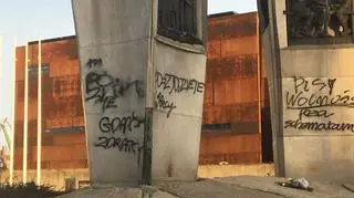 Zniszczony Pomnik Poległych Stoczniowców w Gdańsku