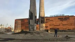 Zniszczony Pomnik Poległych Stoczniowców w Gdańsku