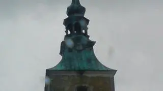 Zniszczony szczyt wieży w Lelowie (fot. Robert Łapaj)