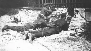 Żołnierze na stanowisku podczas obrony Belwederu