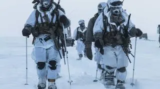 Żołnierze poruszali się na nartach i rakietach śnieżnych