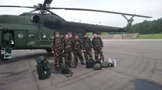 Żołnierze zostali przetransportowani śmigłowcami na jednostkę w świnoujskim porcie