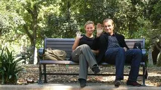  "Żona i Autor żegnają się z Australią na ławeczce w parku w Sydney"