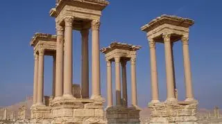 Zrekonstruowany tzw. tetrapylon w Palmirze