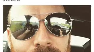 Zrobił sobie selfie prowadząc samochód, szuka go policja