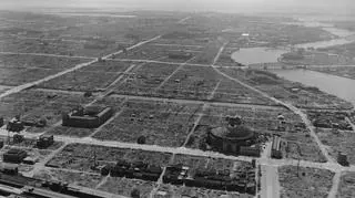 Zrzucone na Tokio w marcu 1945 roku bomby zapalające spowodowały burzę ogniową, którą przetrwały jedynie pojedyncze murowane budynki.