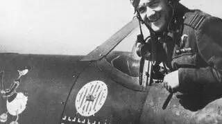 Zumbach w kabinie swojego Spitfiera. Podczas wojny zestrzelił na pewno 13 maszyn niemieckich
