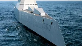 Zumwalt podczas swojego pierwszego rejsu. Lufy dział są schowane, przez co ich wieże wyglądają bardzo niecodziennie, jakby były nieukończone