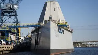 Zumwalt podczas wykańczania. Wyraźnie widać niecodzienną sylwetkę okrętu, która ma czynić go trudnowykrywalnym dla radarów i stabilnym