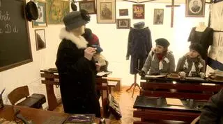 Zwiedzający mogli zobaczyć m.in. salę lekcyjną sprzed stulecia