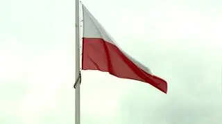 Zrywali z masztów flagi państwowe