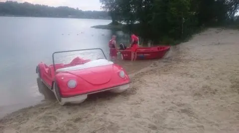 Strażacy przyjechali do "tonącego samochodu", a to był rower wodny