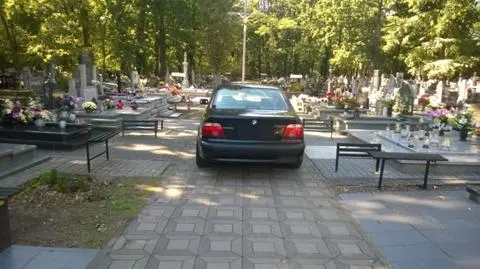 Rajd czarnego bmw po cmentarnych alejkach