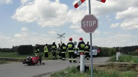 Motorowerzysta wpadł pod pociąg 
