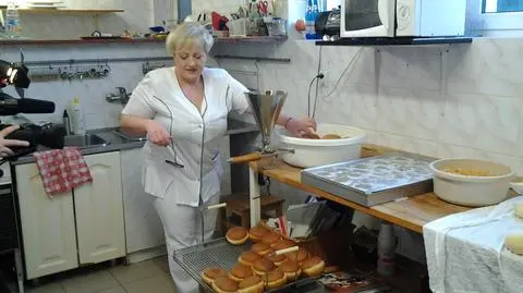 Ewa Jurasz piecze pączki według rodzinnej receptury