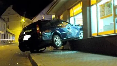Potrąciła pieszą i wjechała w aptekę