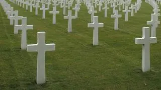 Wojskowy cmentarz zdewastowały nastolatki?