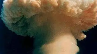 Grzyb powstały po próbnej detonacji pierwszej chińskiej bomby termojądrowej