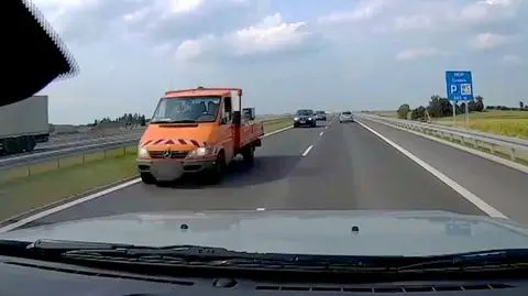Samochody jechały pod prąd na drodze ekspresowej S7. Jest nagranie