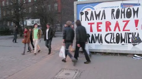 "Prawa Romów! Teraz!" Ktoś zakleja billboardy we Wrocławiu